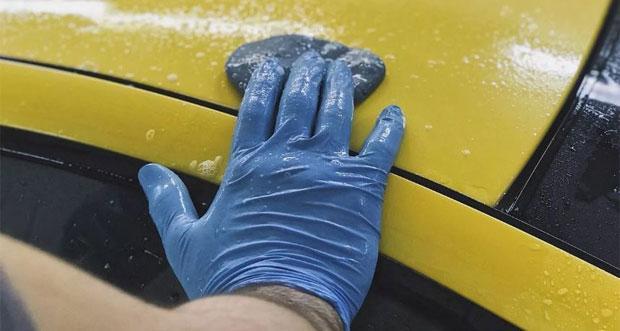 Hur man rengör en bil med blå lera?