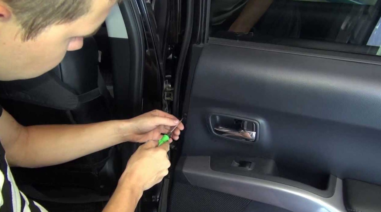 Как и чем правильно смазать дверные петли автомобиля при скрипе, если ржавые