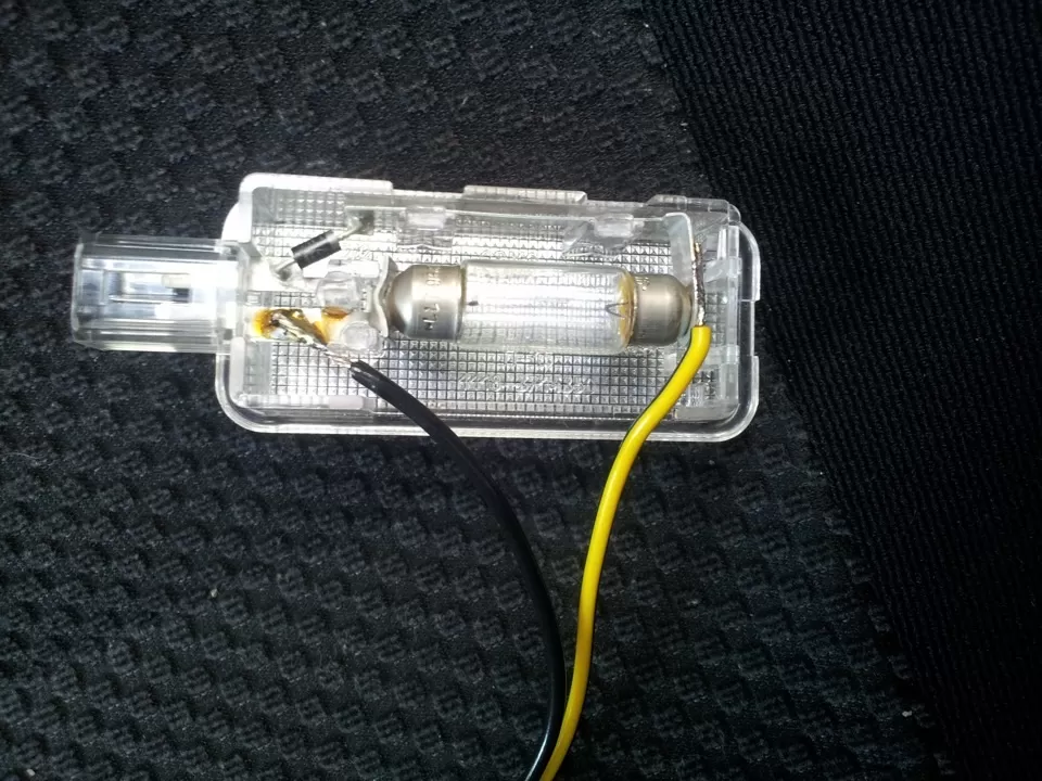 車の中でLEDストリップを接続してトランクを照らす方法