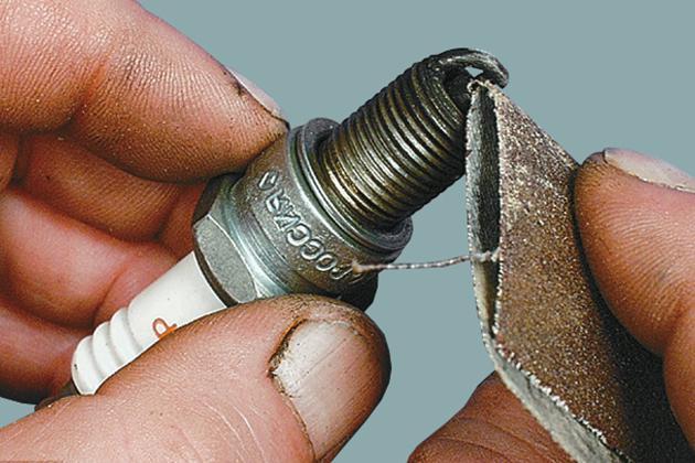 How to clean spark plugs at home