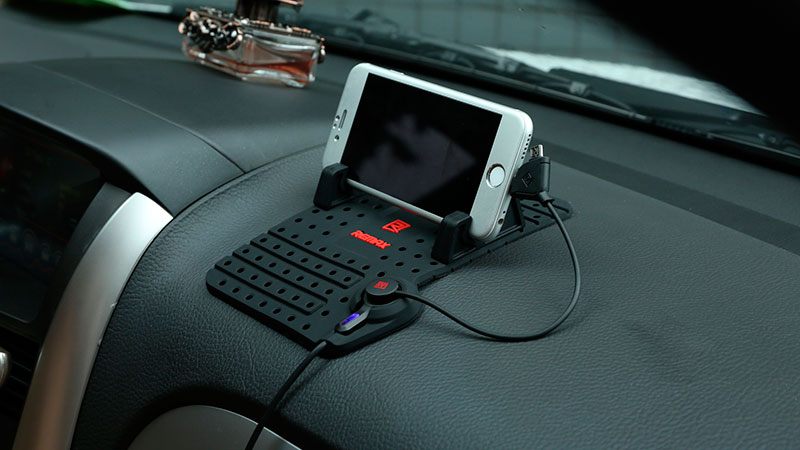 कार प्यानलमा फोन होल्डर चटाई: 10 उत्कृष्ट मोडेलहरू