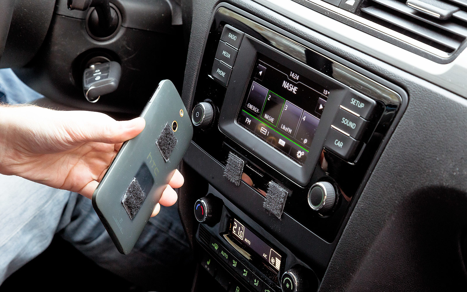 Velcro telefonui ant automobilio prietaisų skydelio: 10 geriausių modelių apžvalga