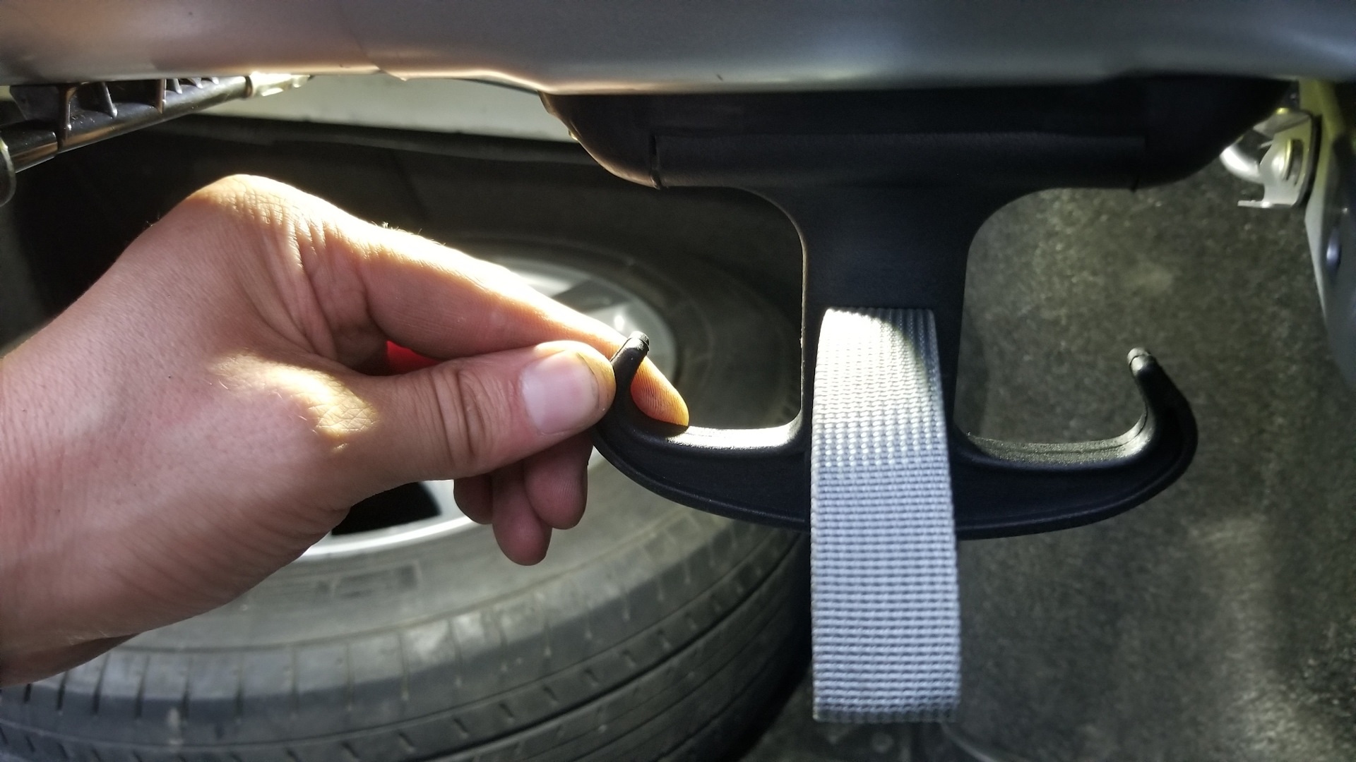 Лучшие крючки в багажник автомобиля: как выбрать и прикрепить своими руками