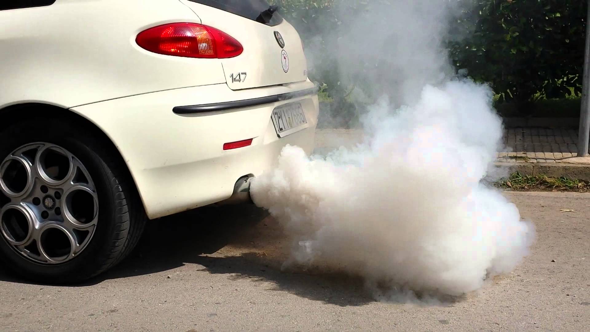 Зашто се дими издувна цев бензинског мотора?