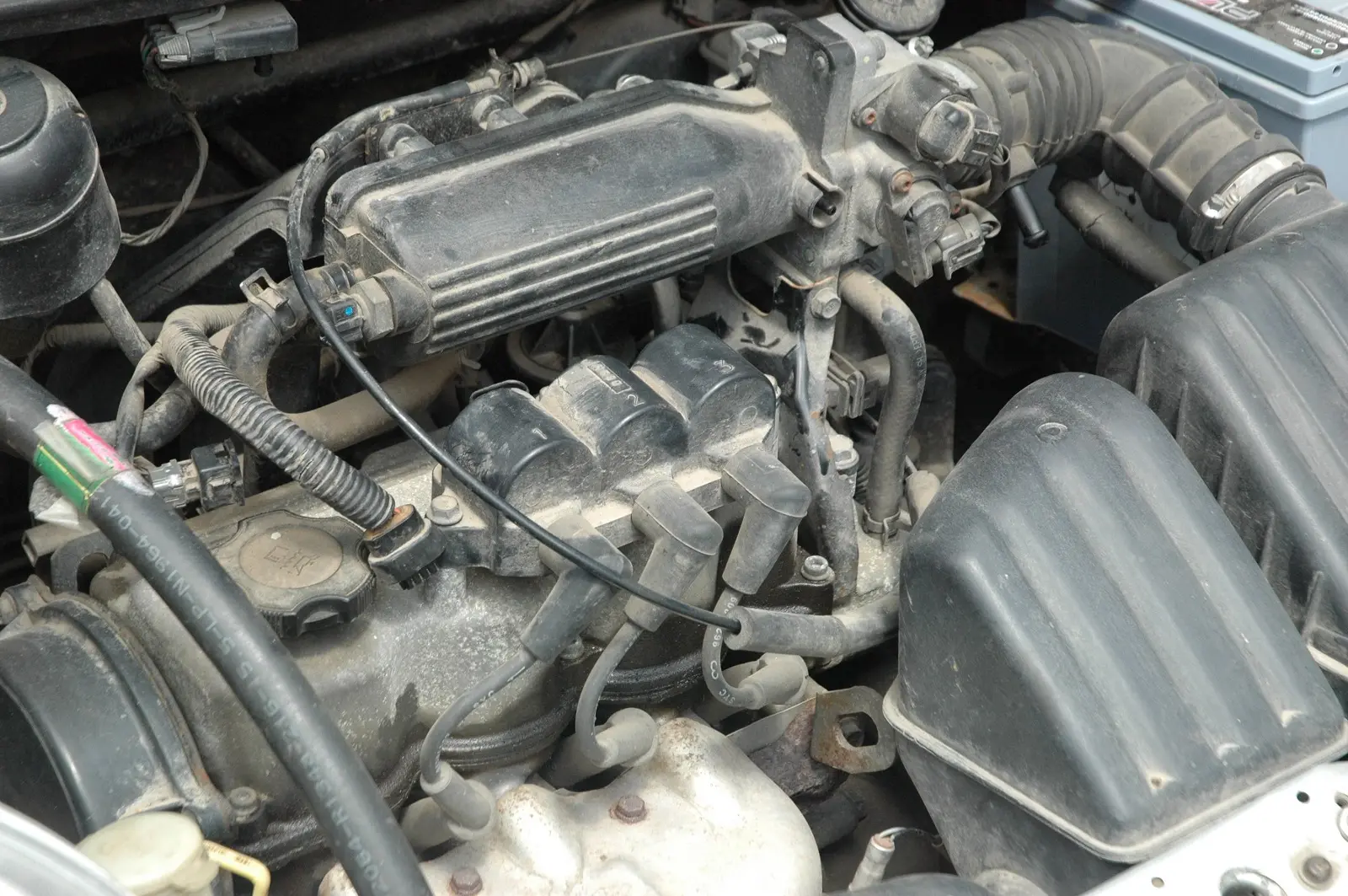 Қараусыз қалған ғимараттағы әйелді үйсіз адамдар сиқытып жатқан порно фото