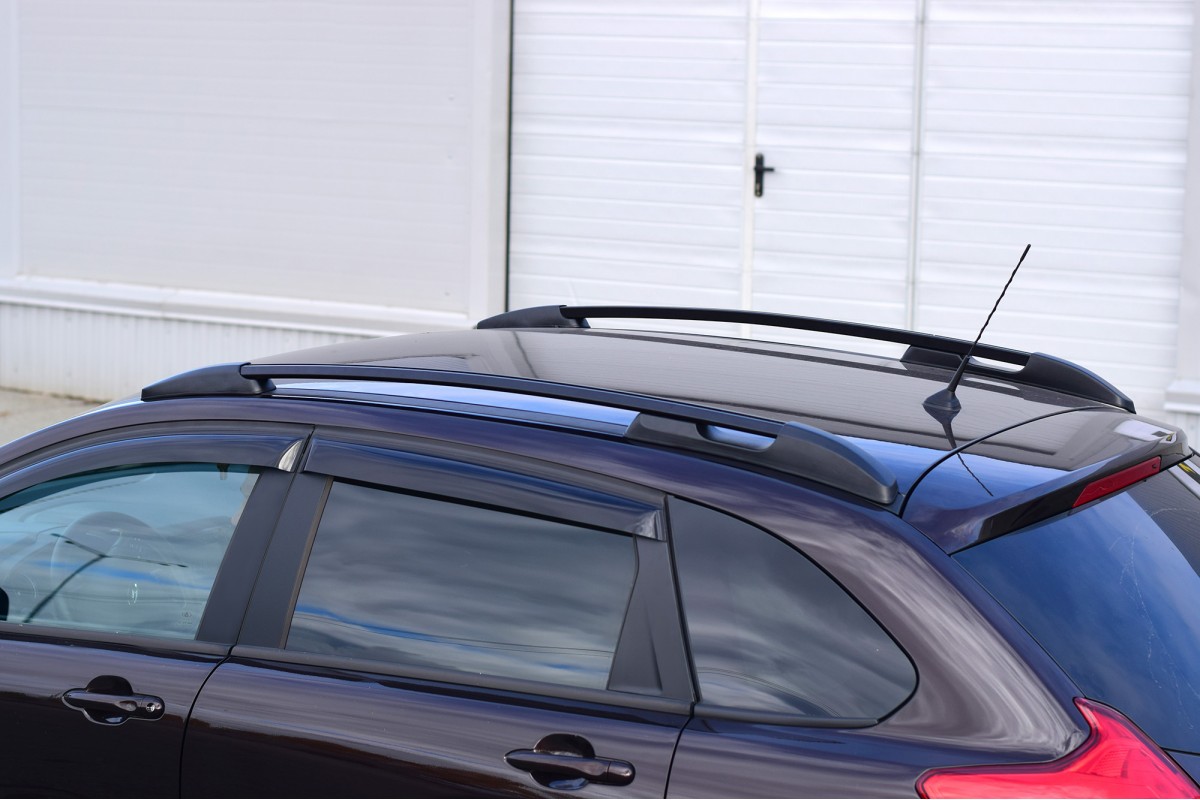 Nous sélectionnons les rails longitudinaux sur le toit de la voiture