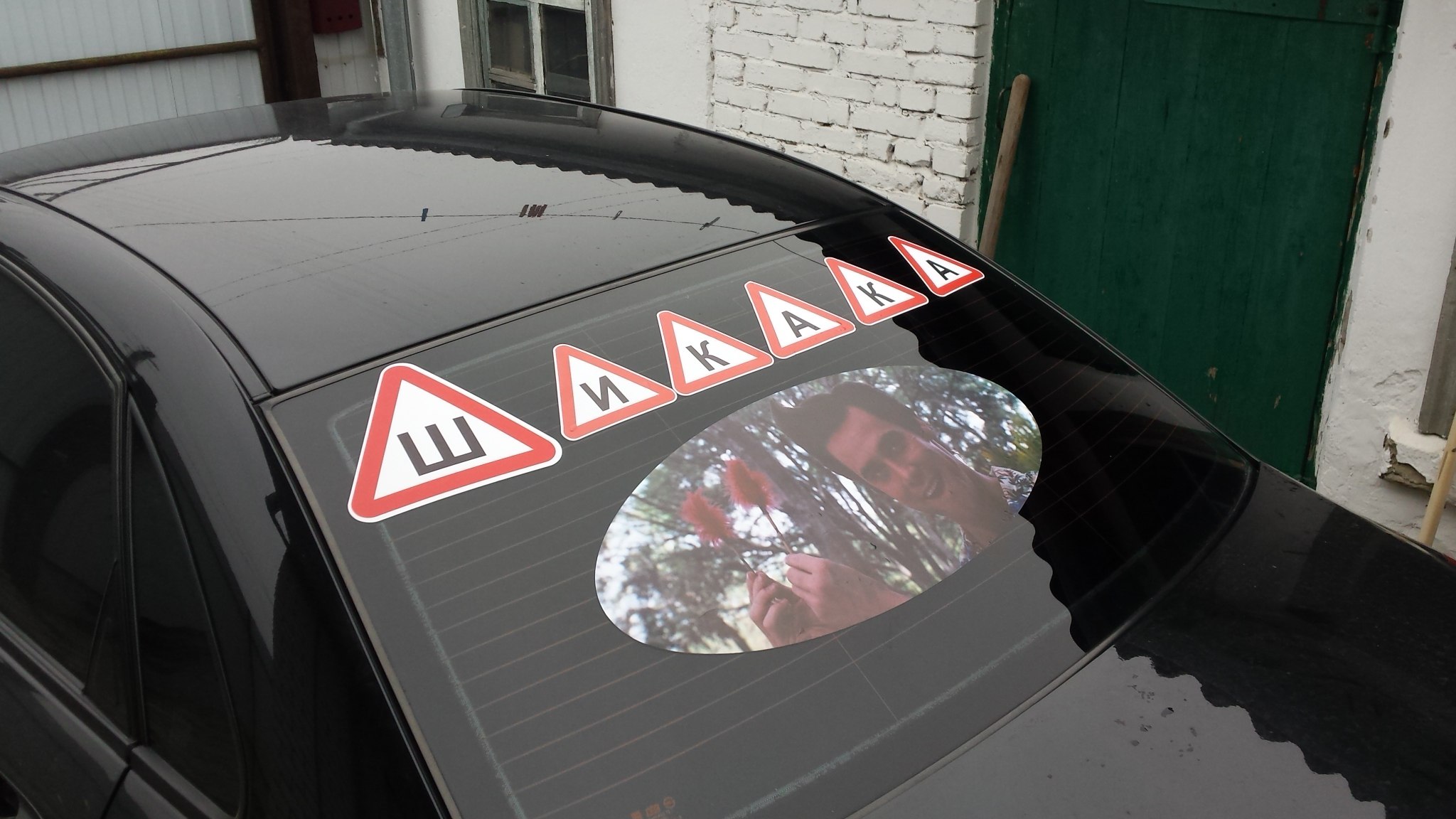 Предупреждающие наклейки на авто – основные разновидности и обозначения