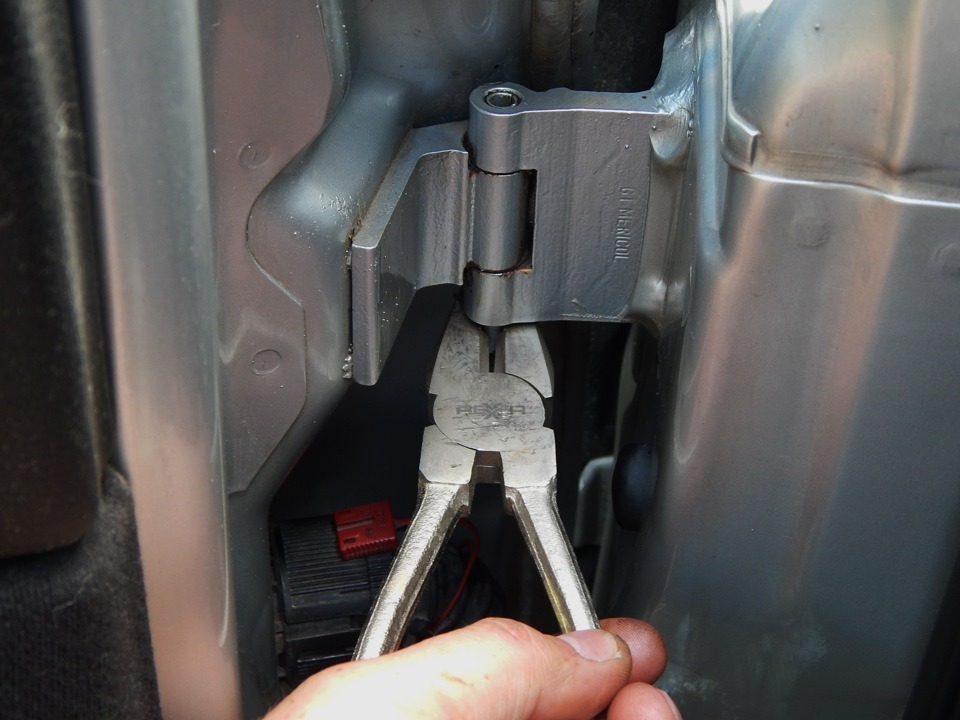 Самостоятельный ремонт дверных петель автомобиля, какие инструменты использовать, технология регулировки и восстановления дверных петель при провисании, зазорах