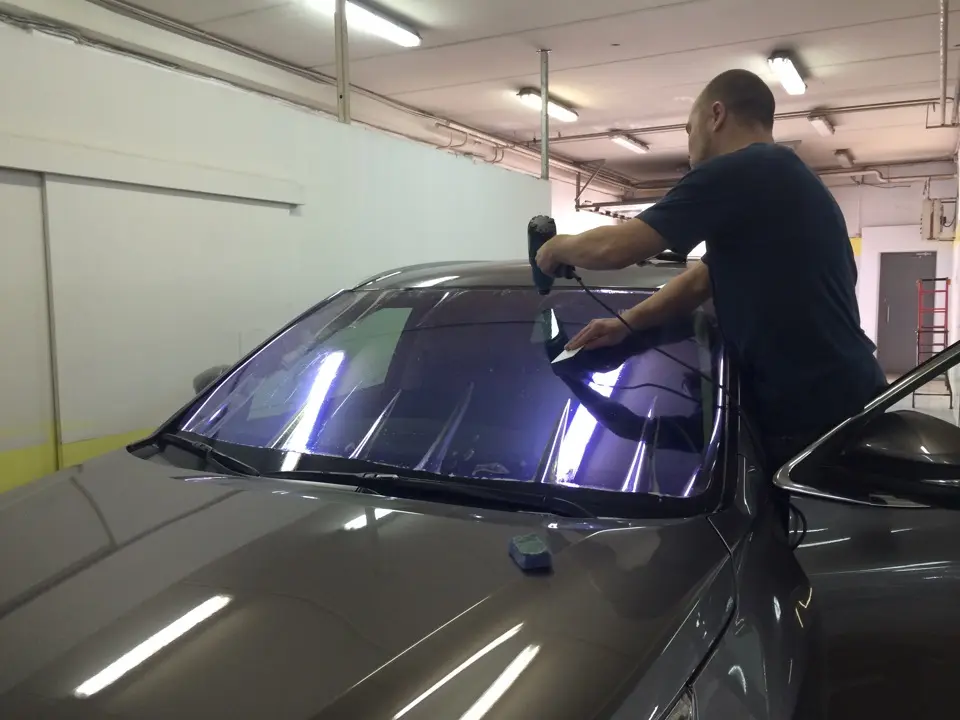 Солнцезащитная пленка на лобовое стекло автомобиля