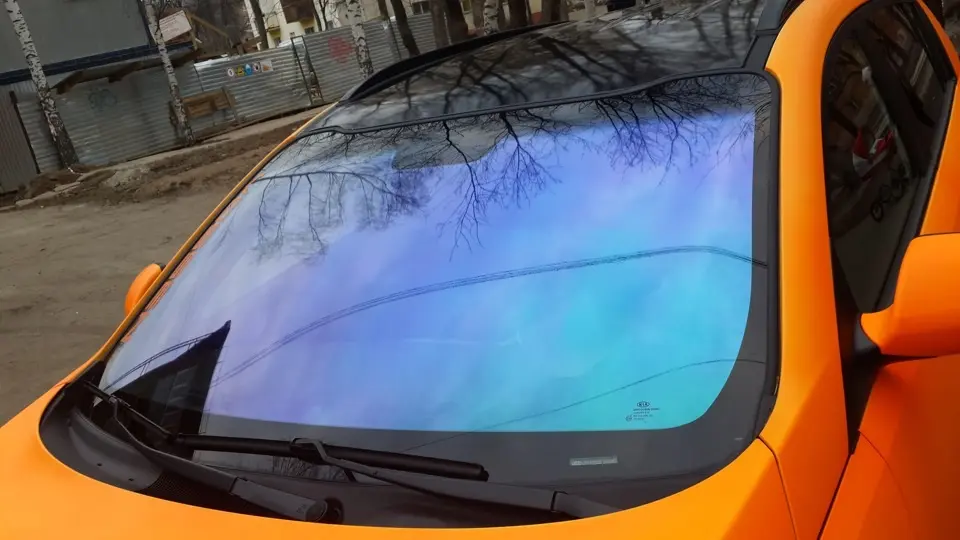 Солнцезащитная пленка на лобовое стекло автомобиля