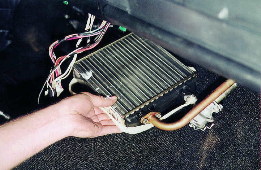 Течет печка в машине — основные причины, что делать