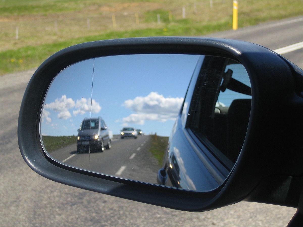 ТОП-6 лучших наклеек на зеркала авто: преимущества, характеристики, обзор