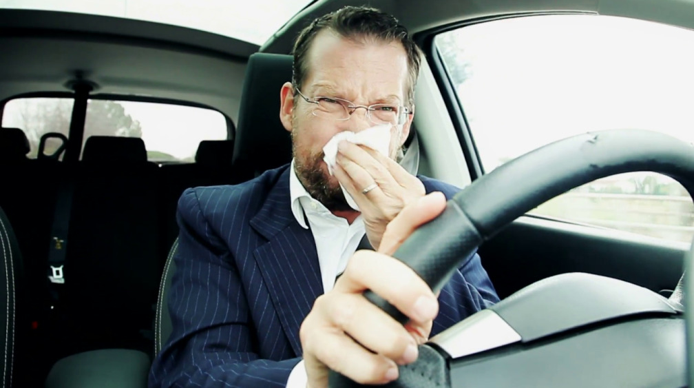 Запах в салоне автомобиля при включении печки: причины и варианты решения проблемы
