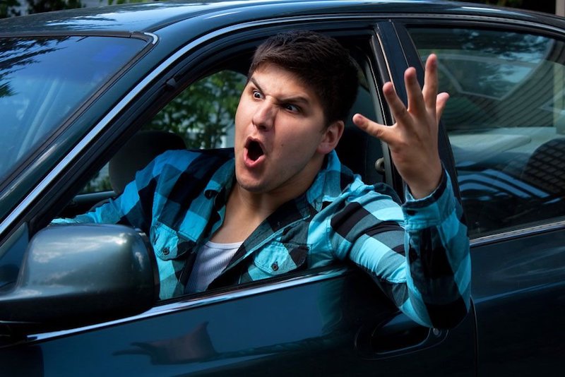 12 поступков водителей, которые сильно раздражают соседей по потоку