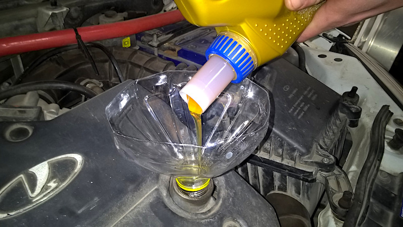 3 способа, как аккуратно налить масло в двигатель, если под рукой не оказалось пластиковой воронки