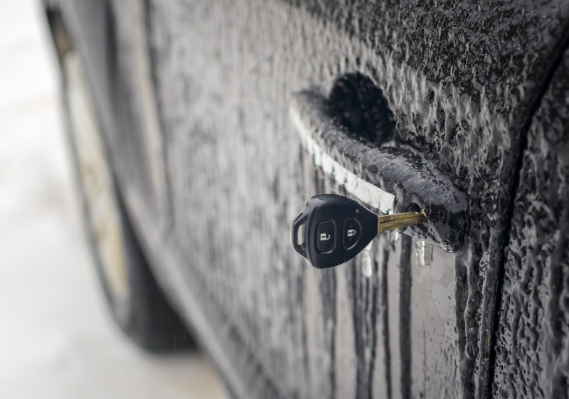 3 веские причины, почему нельзя поливать замерзший замок машины кипятком