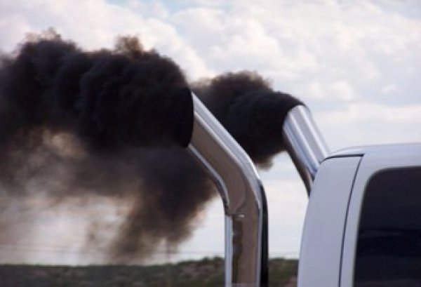 4 moduri ușoare de a scăpa de fumul negru din mașina ta