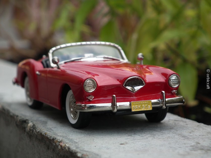 कॅलिफोर्नियातील पहिली फायबरग्लास-बॉडी कार, वर्षातील कैसर डॅरिनसाठी $45,000 ही पहिली बोली होती.