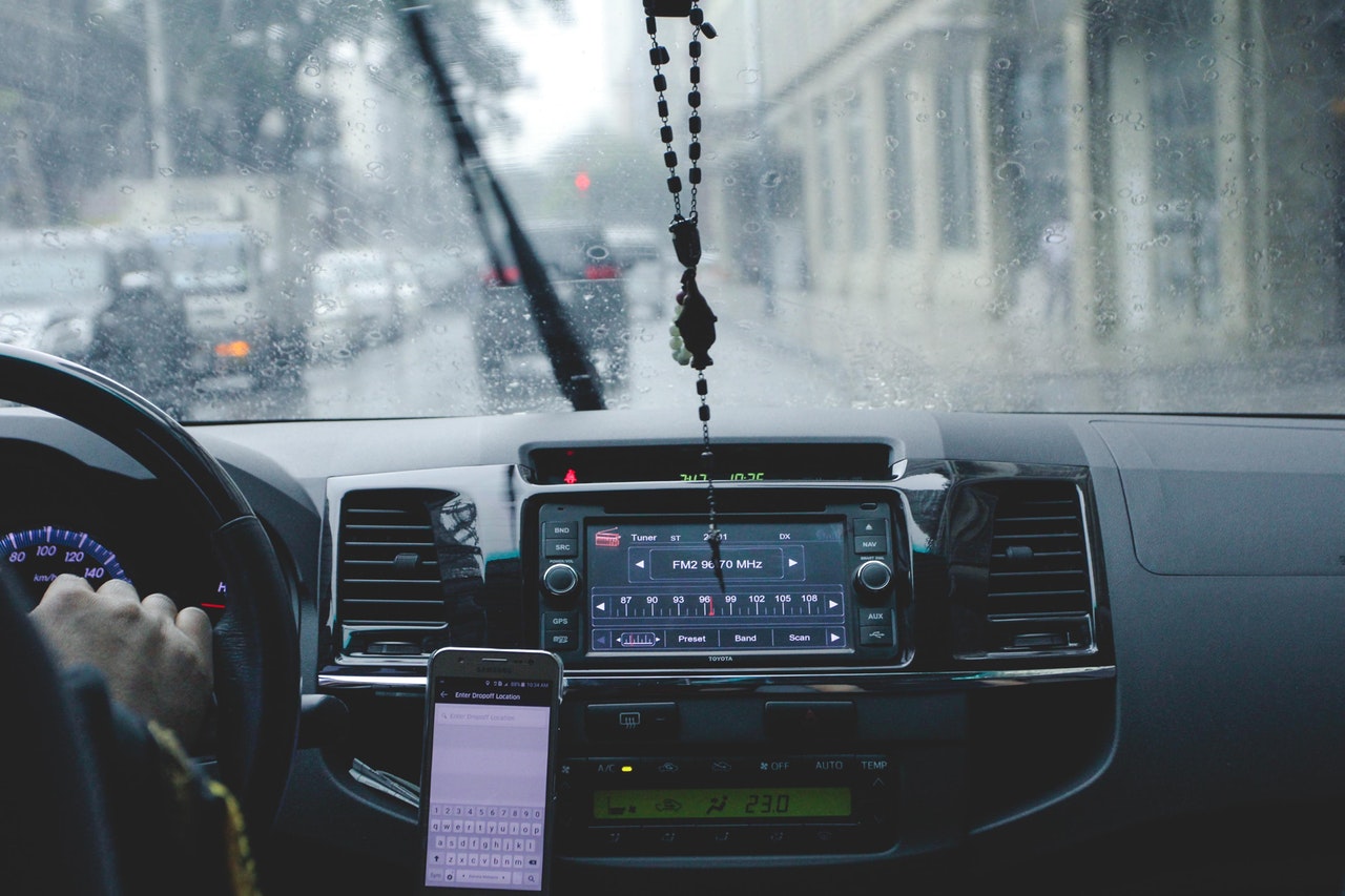 5 näpunäidet vihmas sõitmiseks, ohutuks olemiseks ja õnnetuste vältimiseks