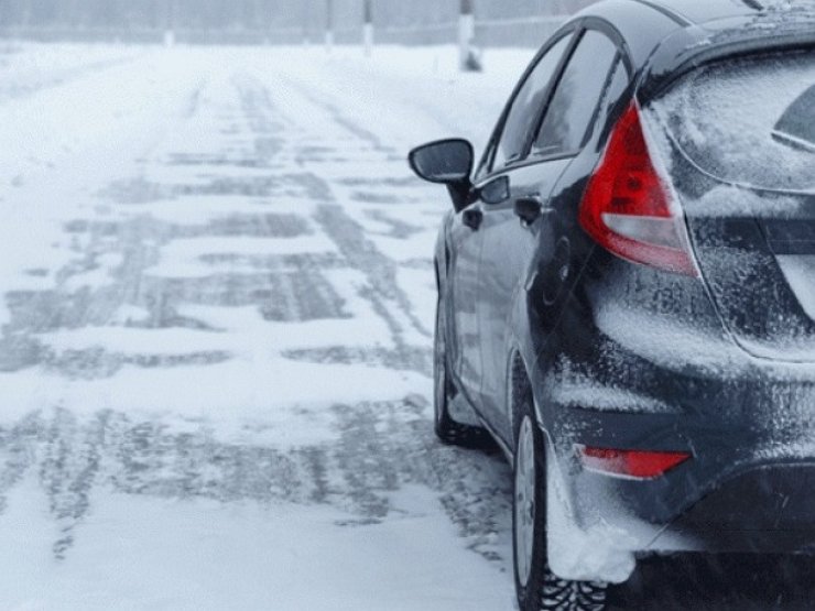 बर्फ में गाड़ी चलाते समय कर्षण नियंत्रण कैसे मदद करता है
