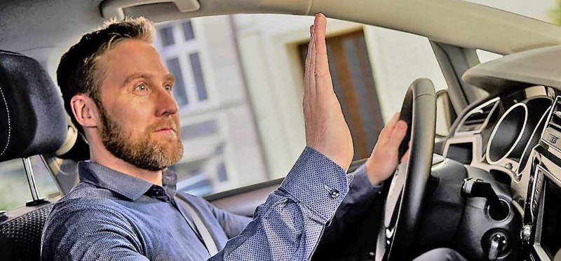 8 знаков руками, которые водители подают друг другу — что они значат
