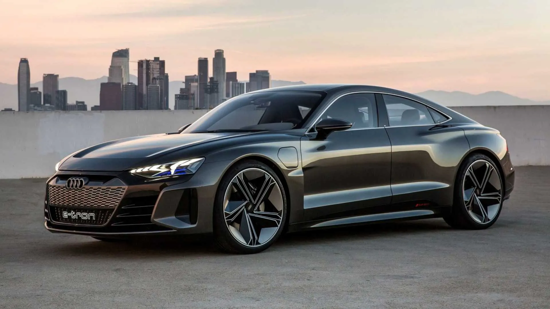 Audi şirkəti Tesla ilə rəqabət aparmaq üçün nəzərdə tutulmuş parlaq elektrik avtomobili olan e-Tron GT-ni əsas qiyməti 100,000 dollara təqdim etdi.