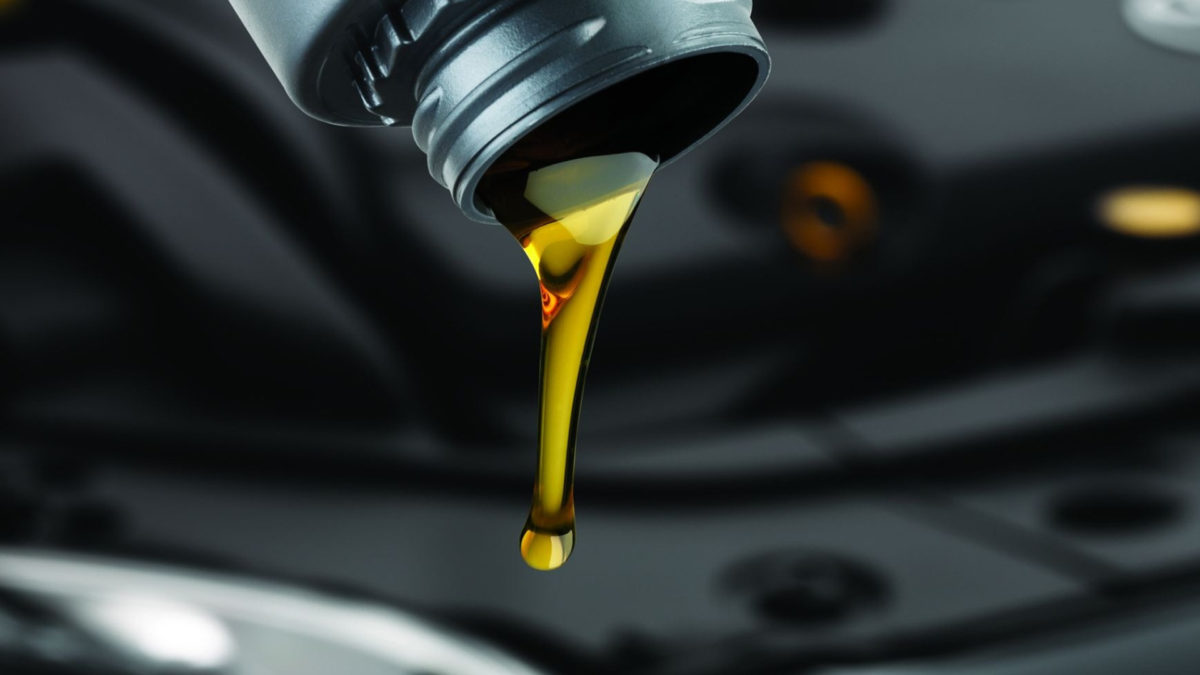 Bilolie med vand: hvordan man ved, om det påvirker din bil