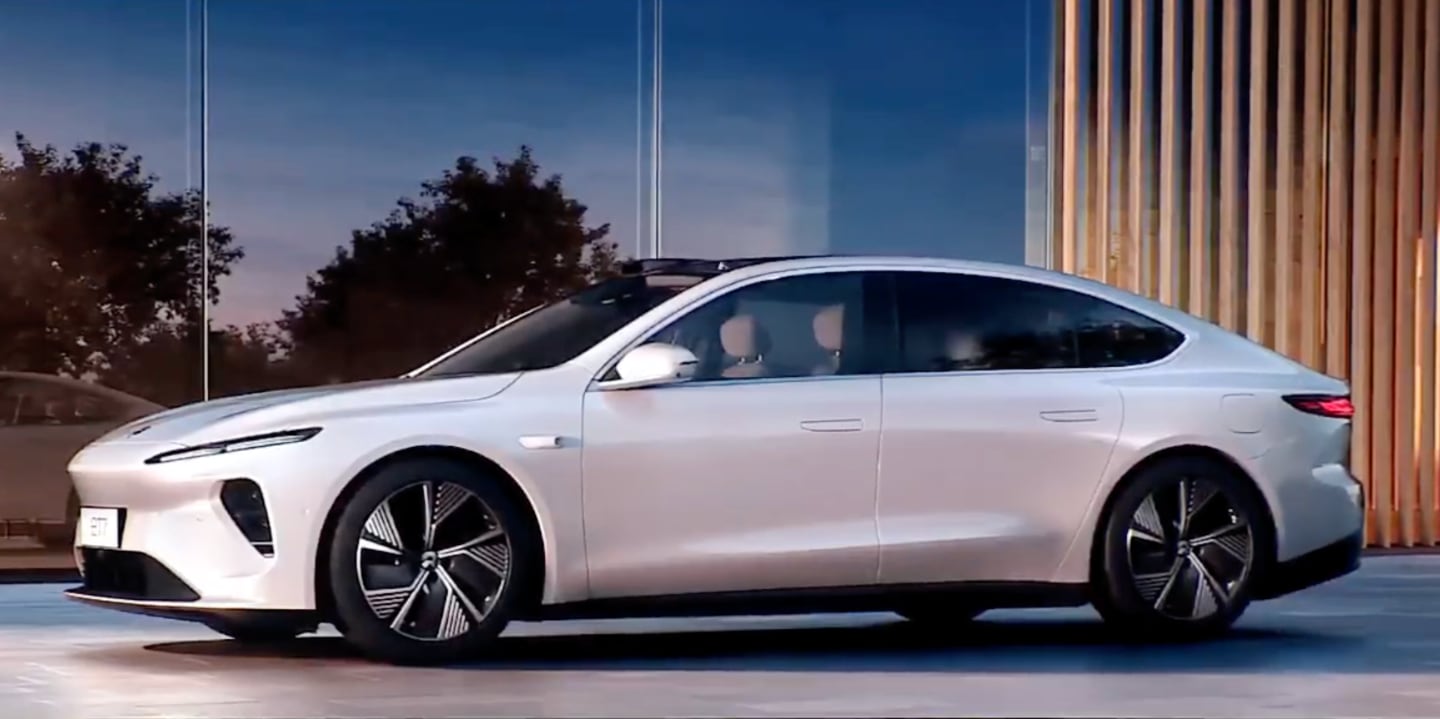 Целосно електричниот BMW i4 е претставен и ќе биде пуштен во продажба во првиот квартал на 2022 година.