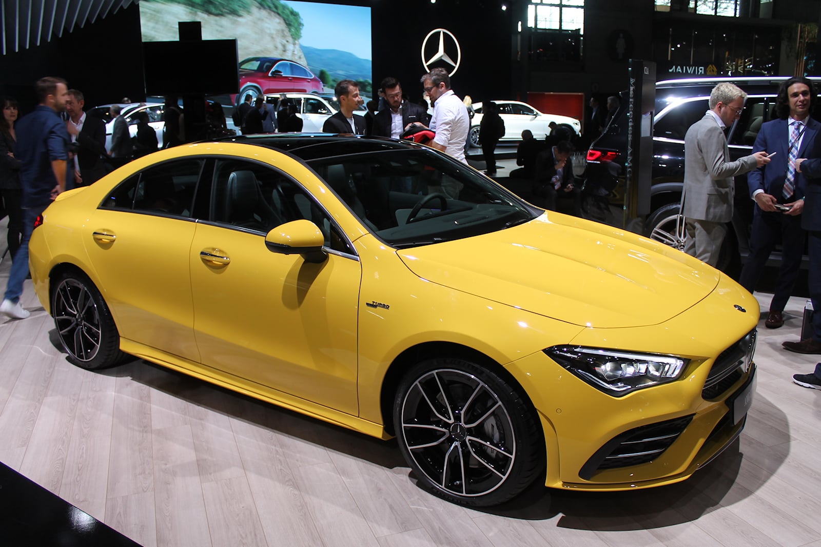 35 желтый. Mercedes AMG CLA 35 Yellow. Mercedes AMG CLA 45 жёлтый. Mercedes CLA 2017 Yellow.