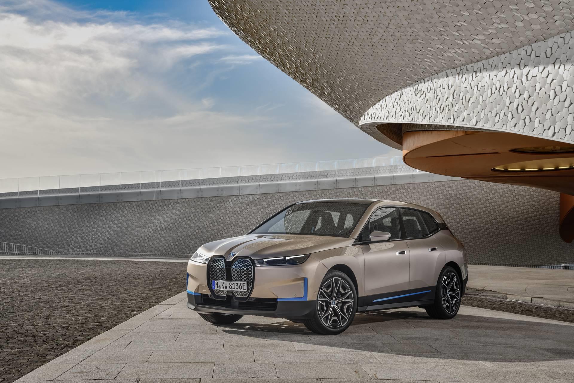 BMW iX 2021: an tairgse as teicneòlach aig a’ bhrand
