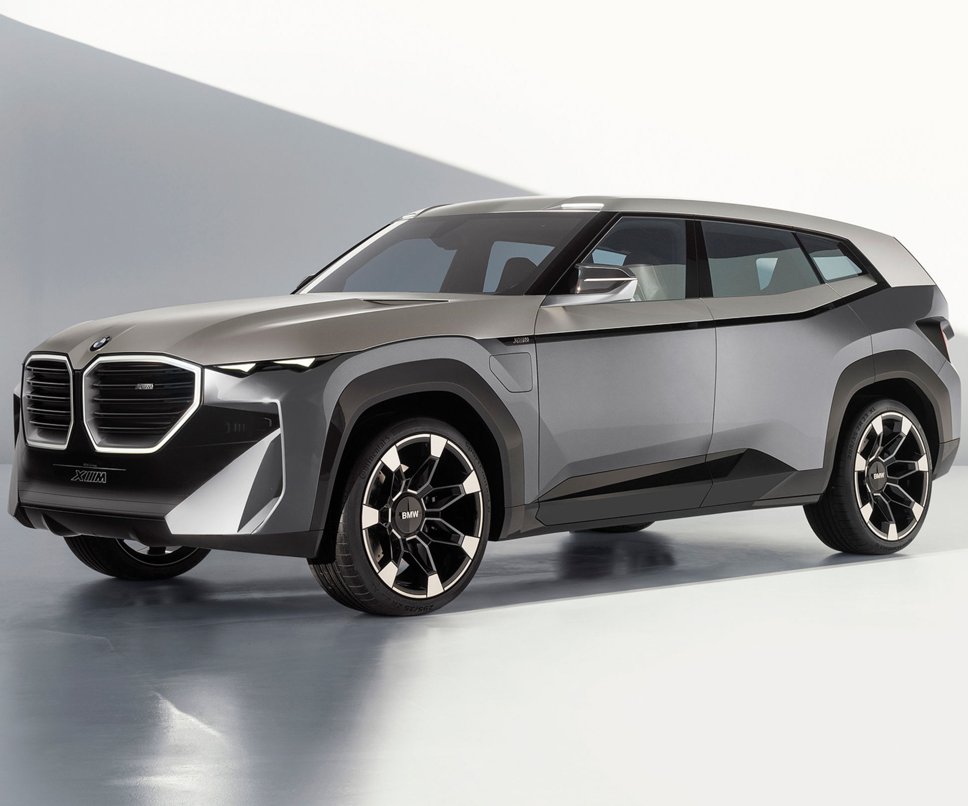 BMW unveils powerful new XM concept