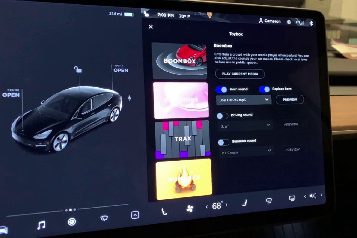 Boombox, Tesla चे नवीन कार सॉफ्टवेअर जे तुम्हाला तुमचा हॉर्न मजेदार आवाजांसह सानुकूलित करू देईल.