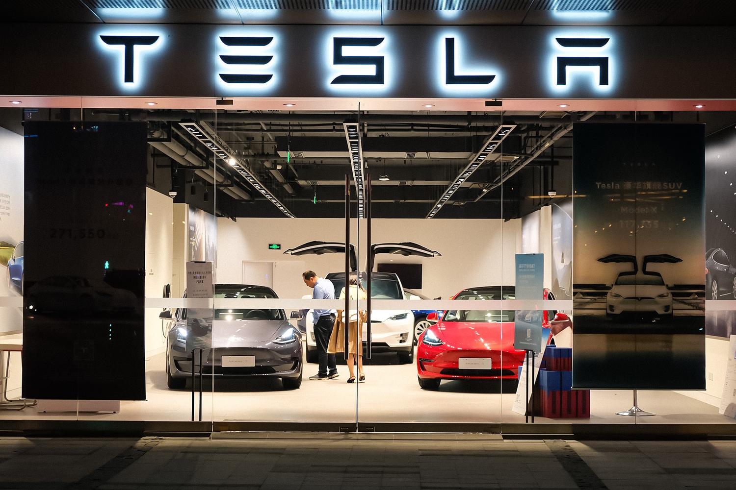Xwediyê berê yê Tesla Model S dibêje Tesla wî ji ber postên neyînî yên medya civakî doz vekir