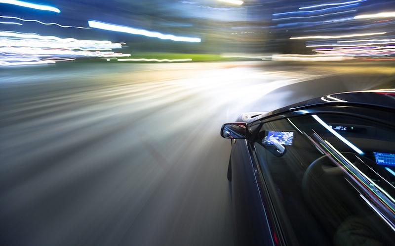 การขับรถด้วยความเร็วสูงบนทางหลวงอันตรายคืออะไร