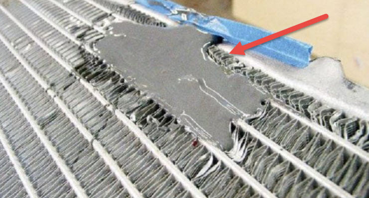 Cumu cola un radiatore di vittura d'aluminiu è e so parti di plastica