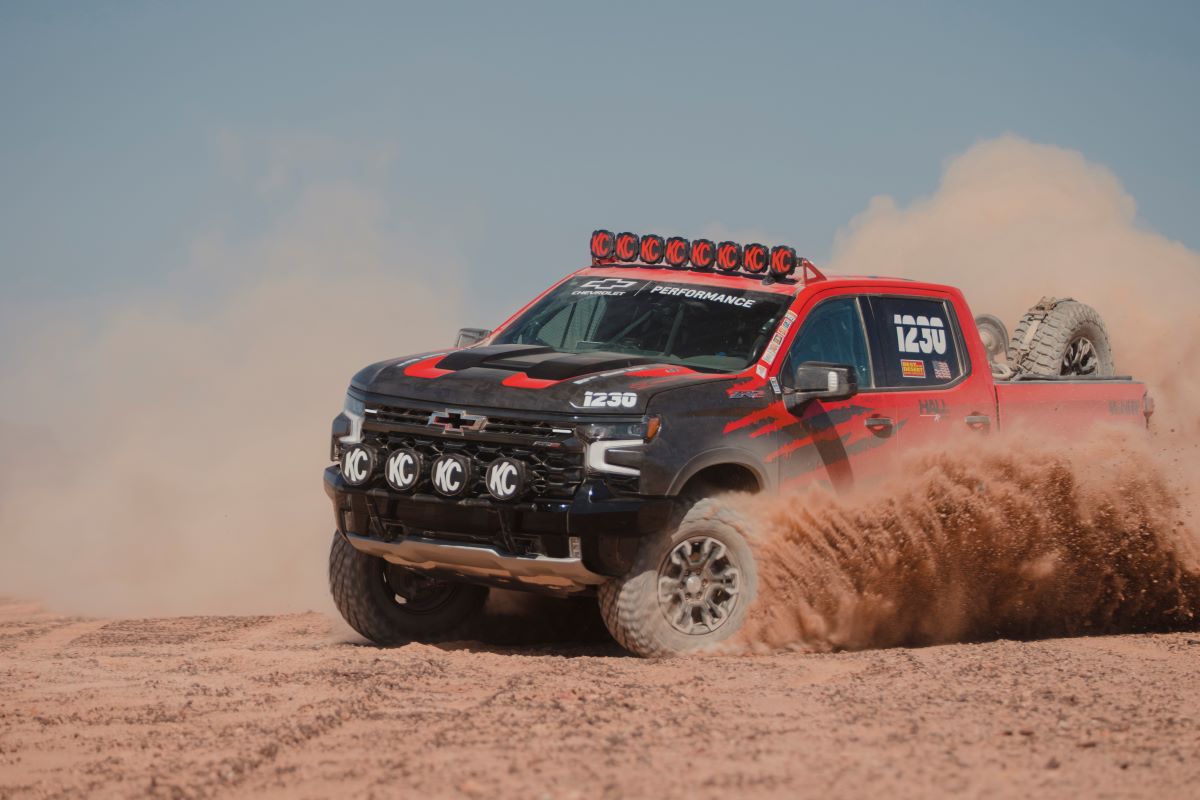 Встречайте полностью обновленный Chevrolet Silverado ZR2 2022 года выпуска.