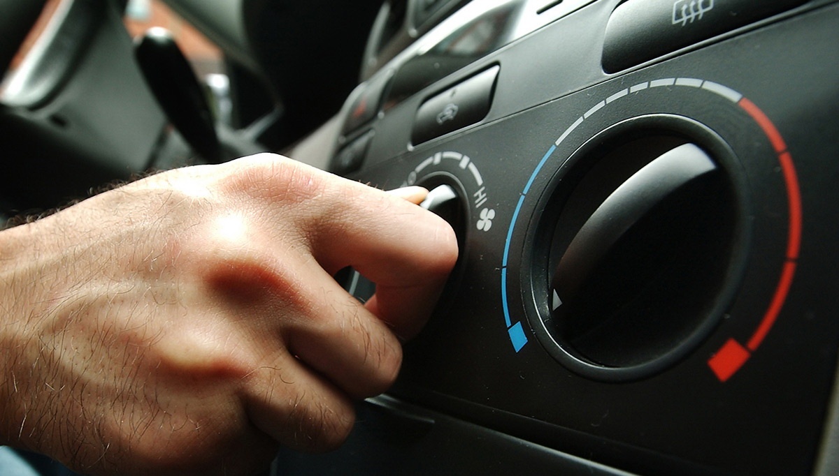 Hur klimatkontroll fungerar i en bil och hur det skiljer sig från luftkonditionering