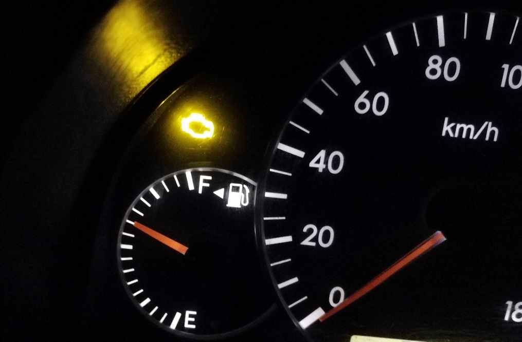 Какво да направите, ако лампичката "Check Engine" светне в колата ви без видима причина