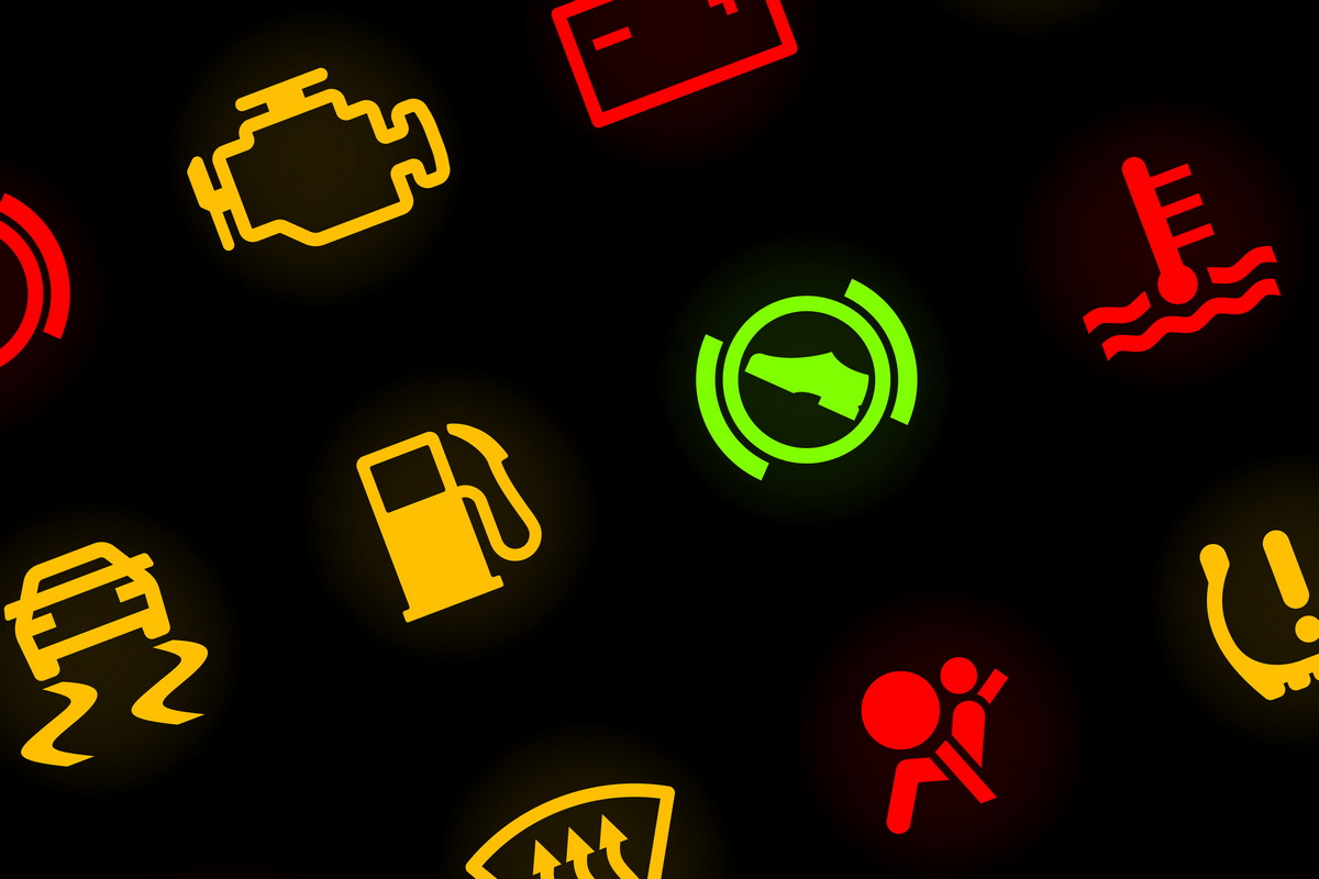 Mit jelentenek az autó műszerfalán lévő figyelmeztető lámpák?