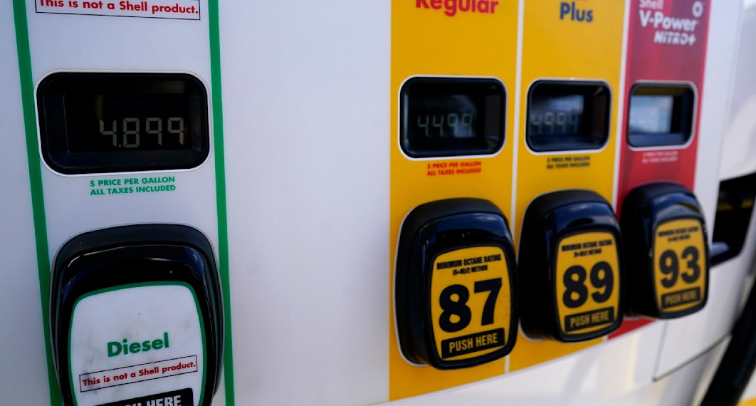 Kaasun hinta laskee, mutta Yhdysvaltain gallonoiden polttoaineen varastaminen lisääntyy