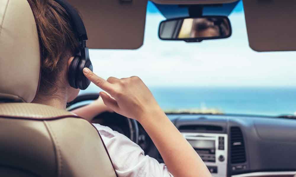 Ford menunjukkan dalam studi bagaimana hal itu memengaruhi penggunaan headphone saat mengemudi