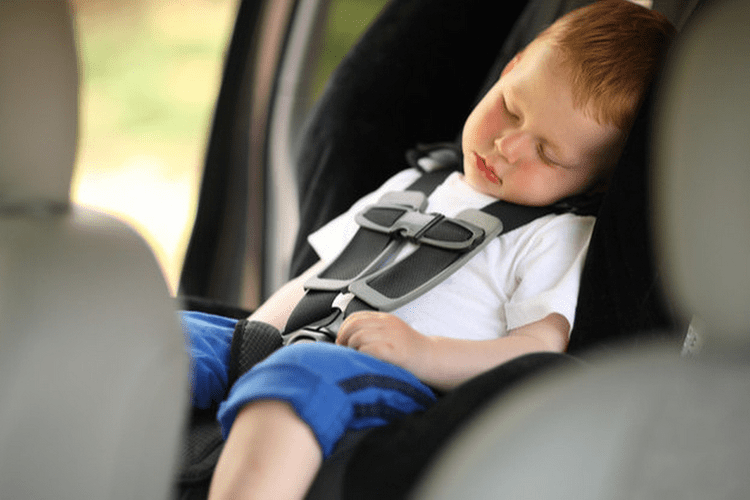 Где самое безопасное место в машине для ребенка