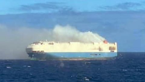 اشتعلت النيران في سفينة شحن على متن سيارات بورش وفولكس فاجن في المحيط الأطلسي وهي تنجرف