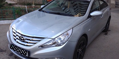 Hyundai a rechemat 215,000 de Sonate din cauza problemelor cu scurgerile de combustibil