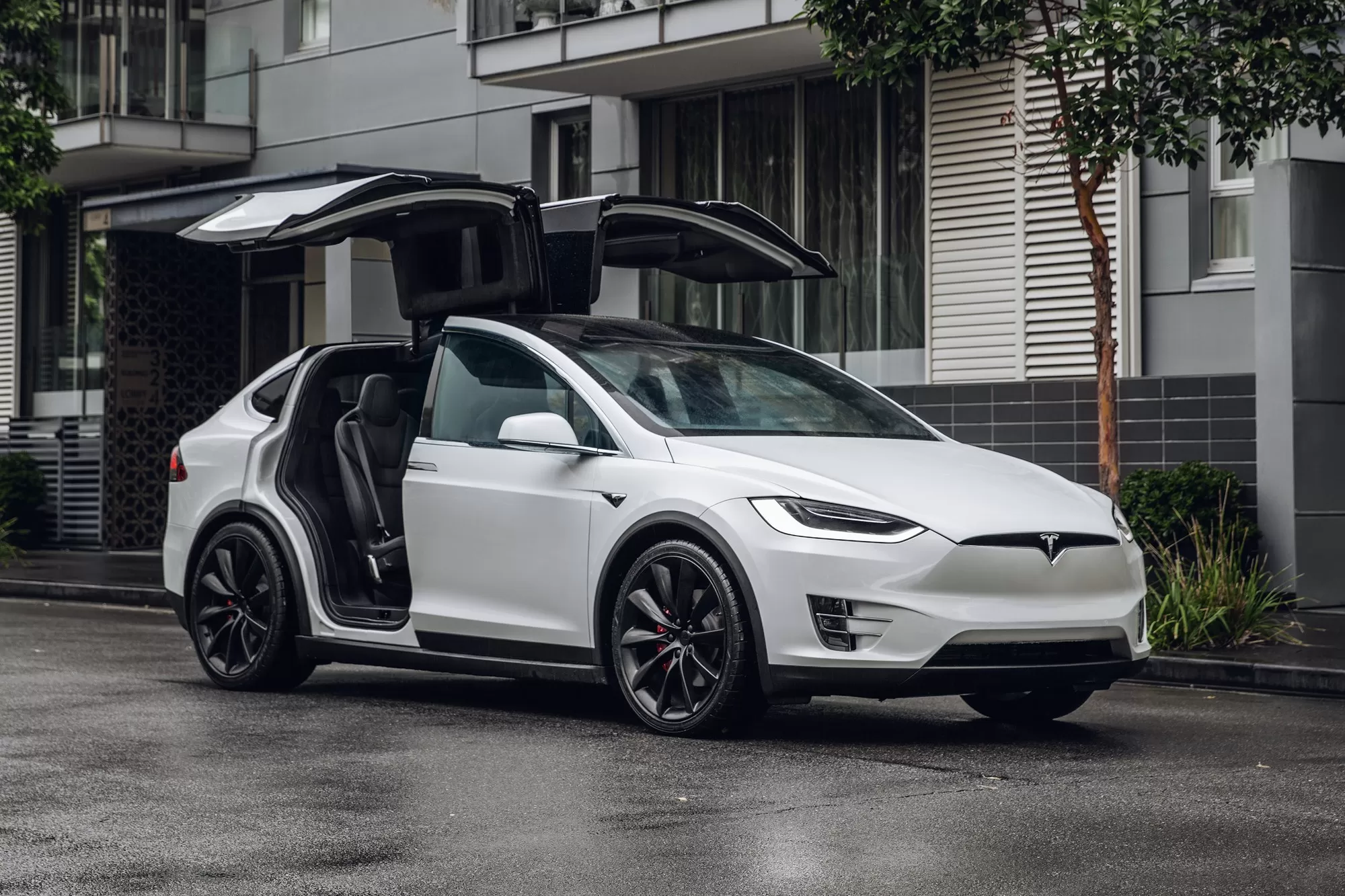 Илон Маск назвал отказ от производства Tesla Model X плохим решением.