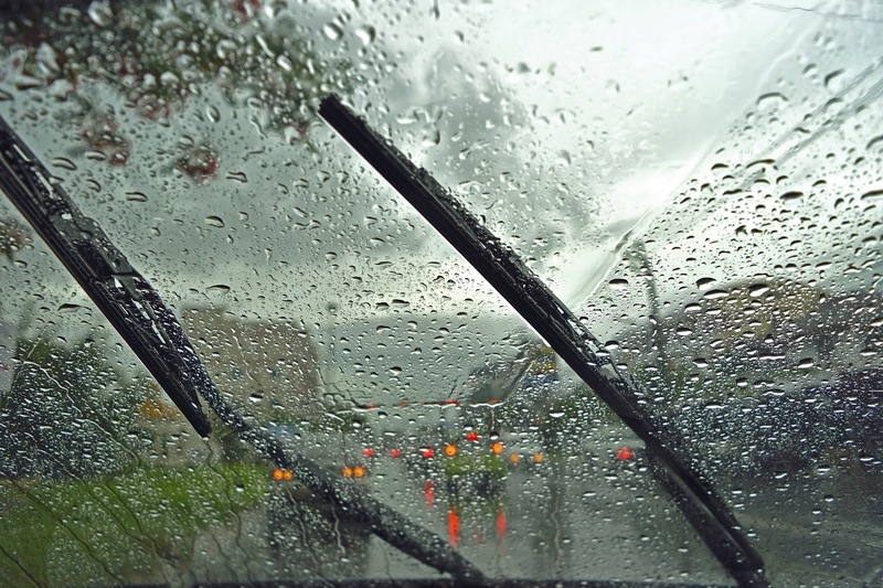 Kako voziti po kiši ako brisači ne rade