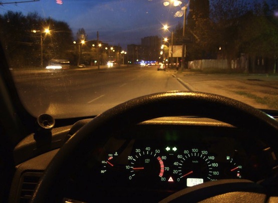 Como conducir un coche pola noite