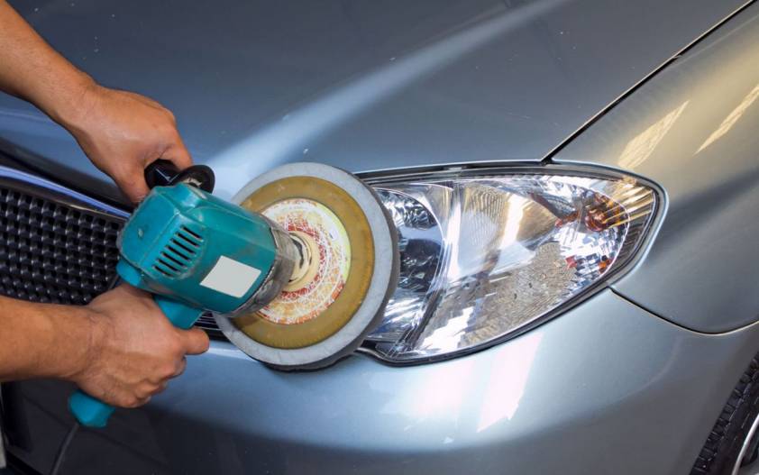 Kā nopulēt automašīnas lukturus ar smilšpapīru