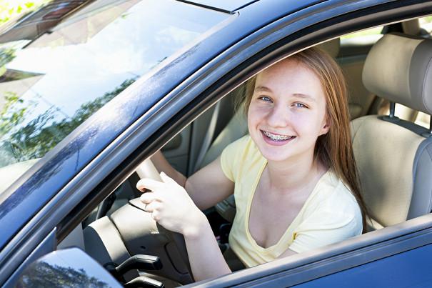 Hoe u zich aanmeldt voor TEENS in New York om bij te houden hoe uw tiener rijdt
