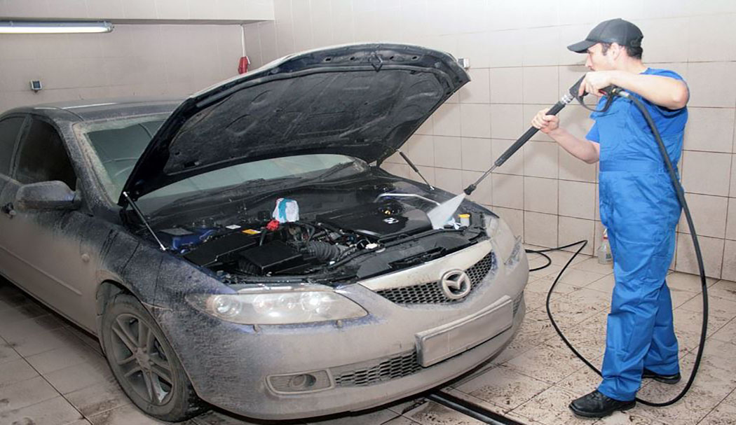 Que buena idea lavar el motor de tu auto con una hidrolavadora